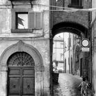 Viterbo, strada con portico