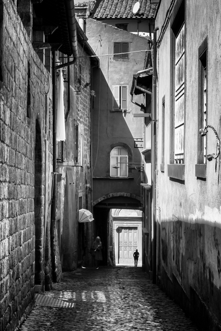 Viterbo, strada con portico