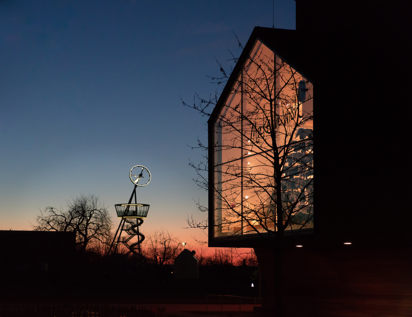 Vitrahaus in der Dämmerung