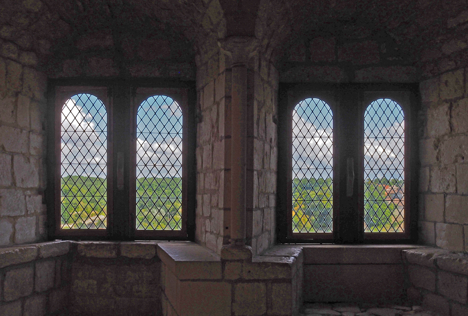 Vitreries au Château d’Harcourt  -  Chauvigny (Vienne)