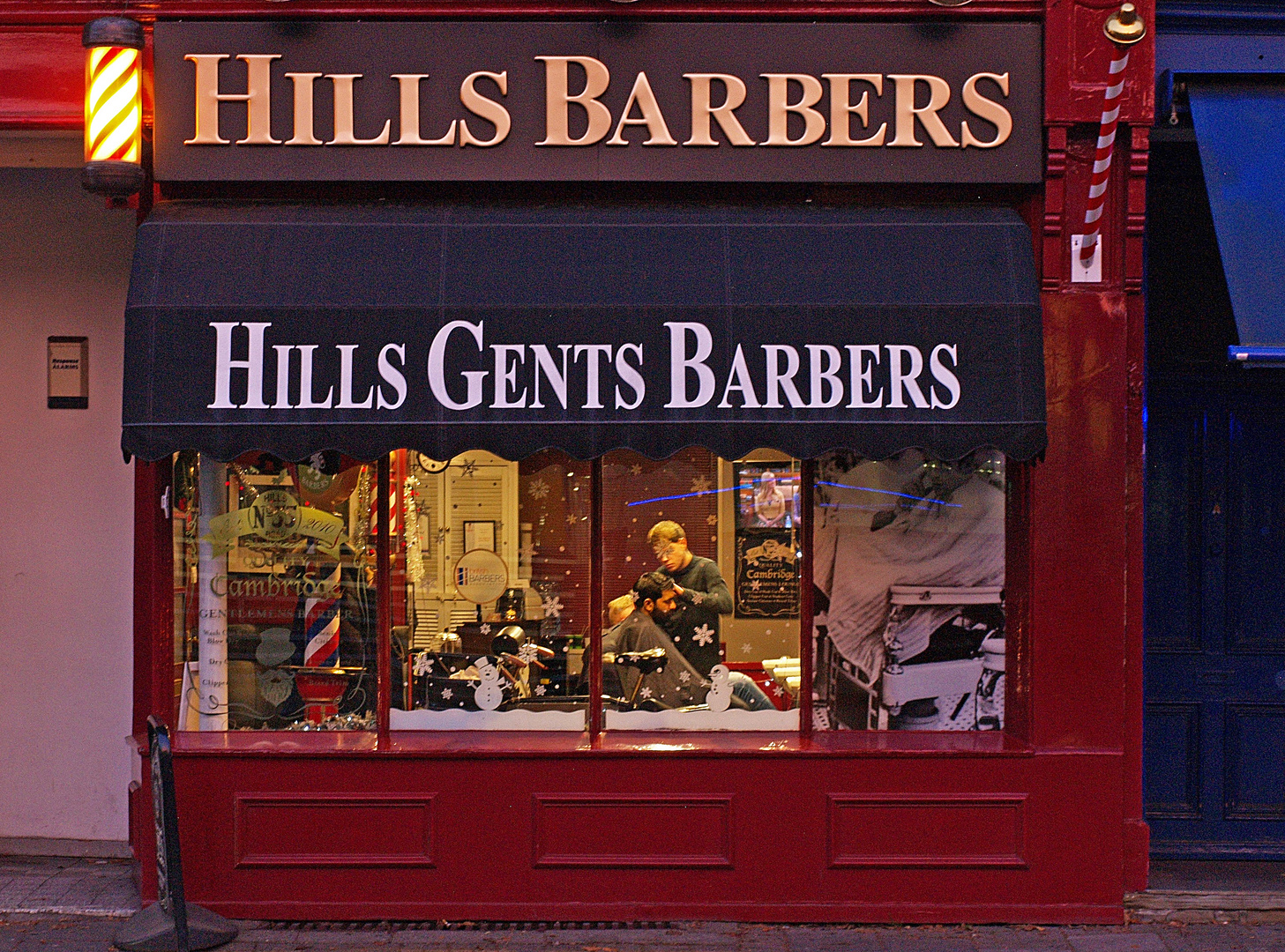 Vitrine d’un coiffeur barbier à Cambridge