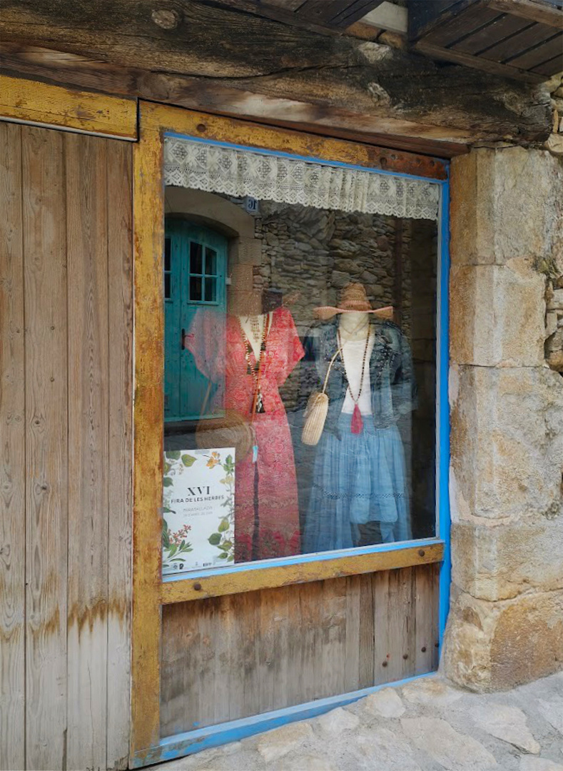 Vitrine, robes et rue