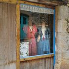 Vitrine, robes et rue