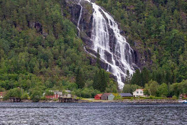Vivere con la cascata dietro casa
