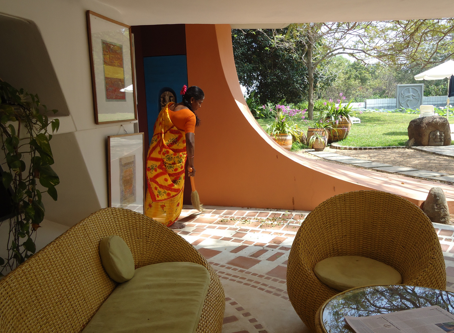 Vivre dehors dedans ! ... Tout un art chez les Aurovilliens !