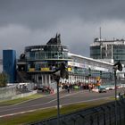 VLN 27.08.11, Blick auf die Boxengasse und Eifelwetter