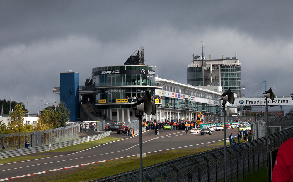 VLN 27.08.11, Blick auf die Boxengasse und Eifelwetter