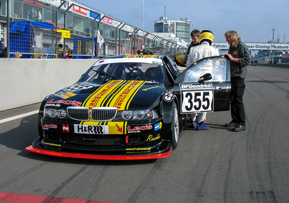 VLN Archiv 2005, BMW wartet auf den Start.