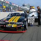 VLN Archiv 2005, BMW wartet auf den Start.