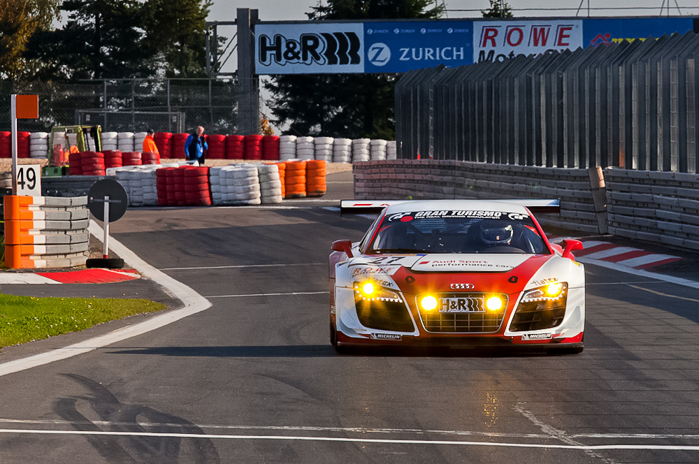 VLN, Archiv 2011, Audi R8 bei der Boxeneinfahrt