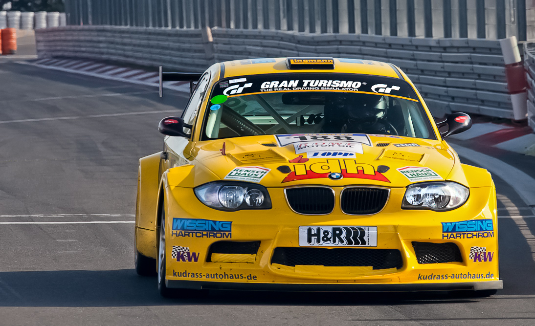 VLN, Archiv 2011, ..BMW bei der Boxeneinfahrt..