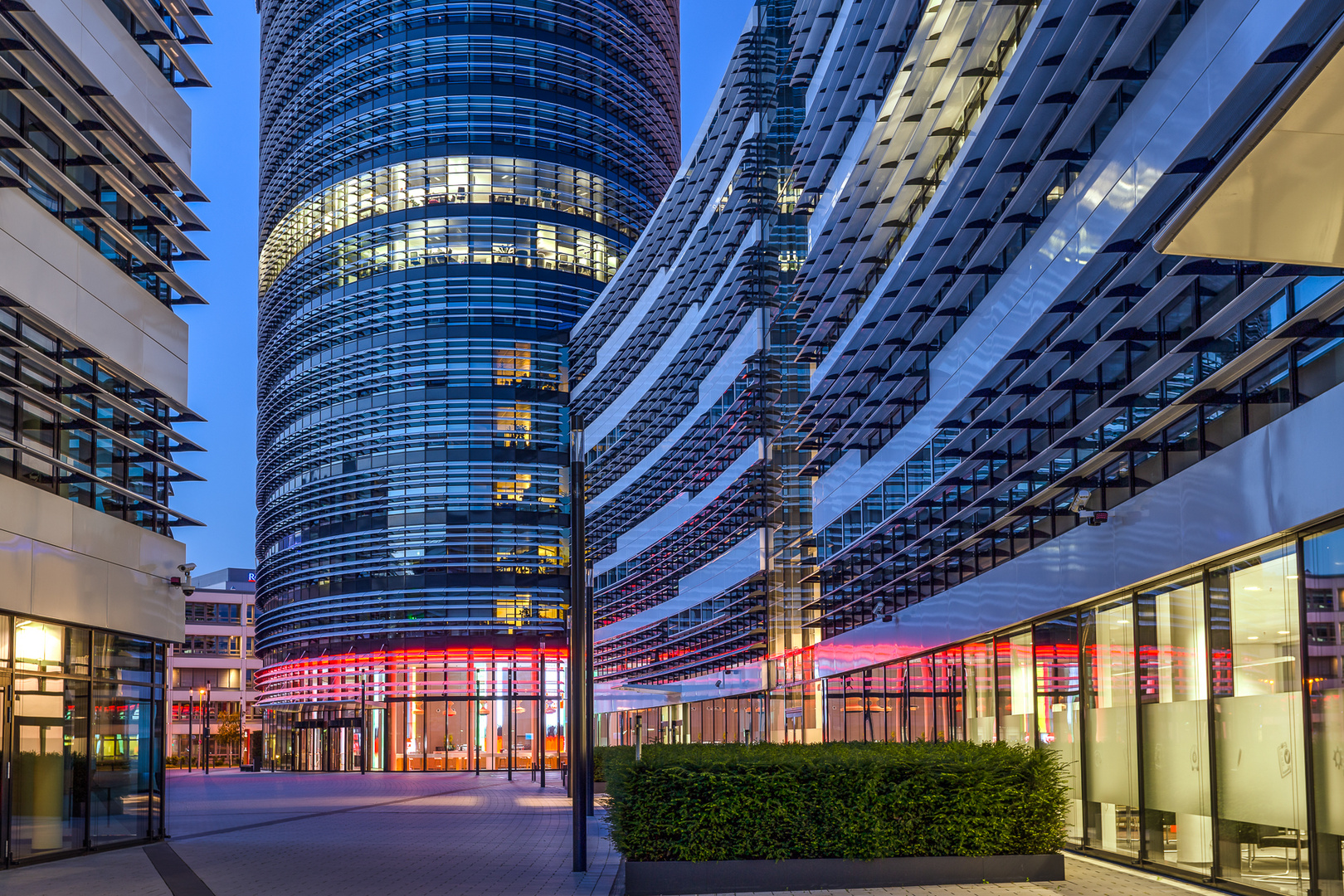 Vodafone Campus in Düsseldorf zu blauen Stunde