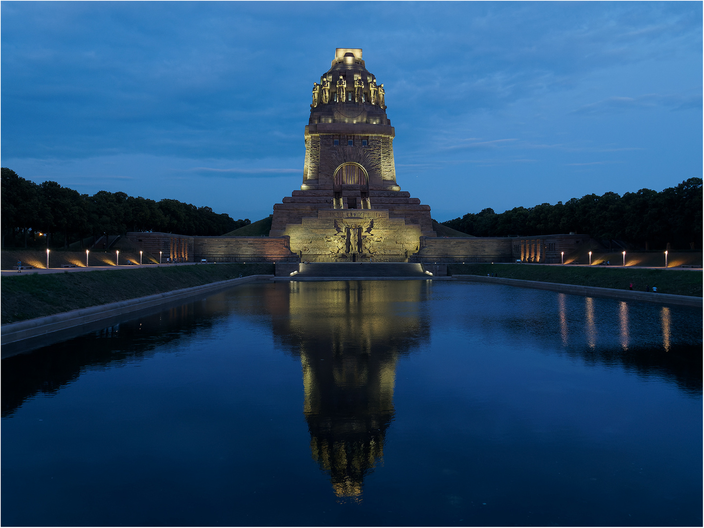 Völkerschlachtdenkmal Foto & Bild | world, wasser, nacht Bilder auf ...