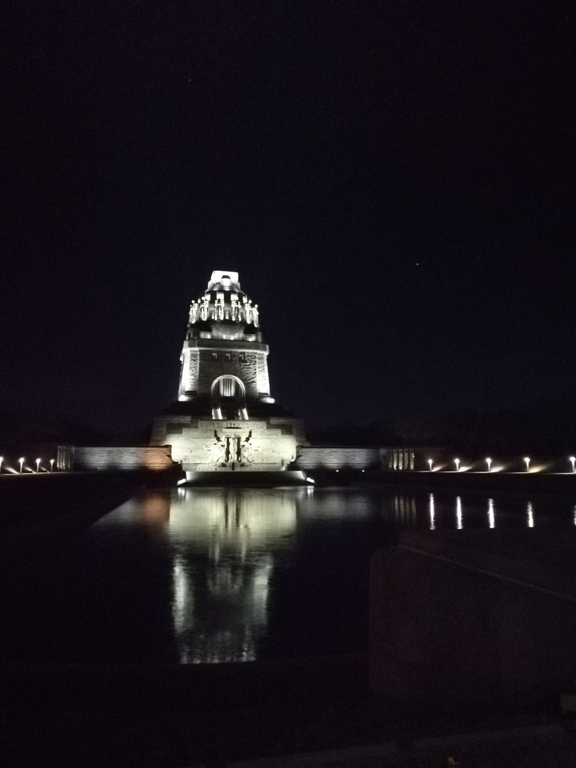 Völkerschlachtdenkmal bei Nacht 