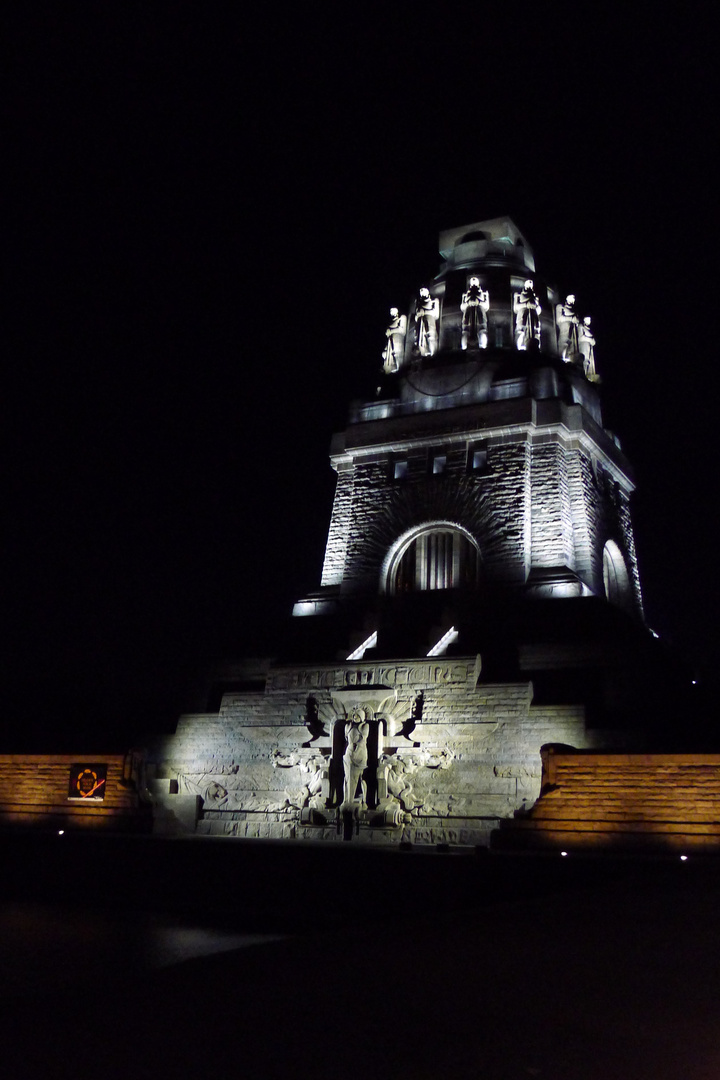 Völkerschlachtdenkmal bei Nacht 