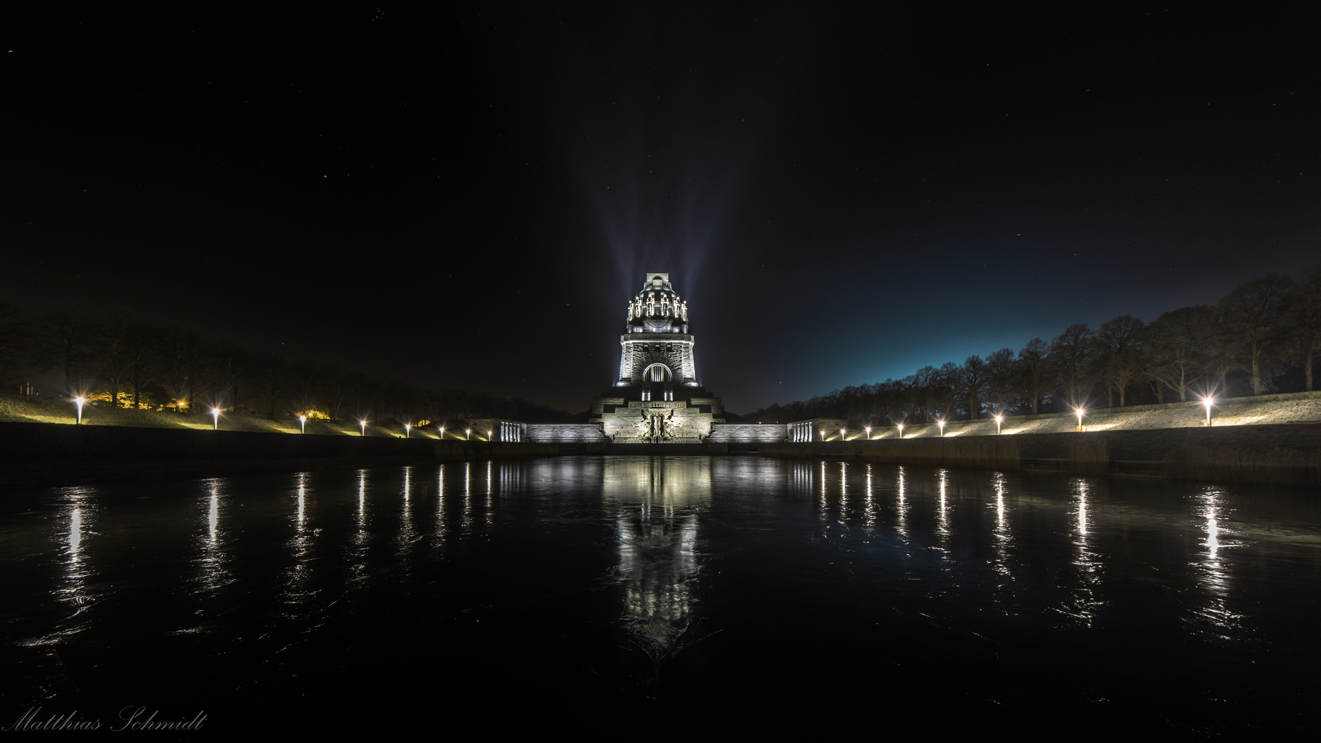 Völkerschlachtdenkmal bei Nacht