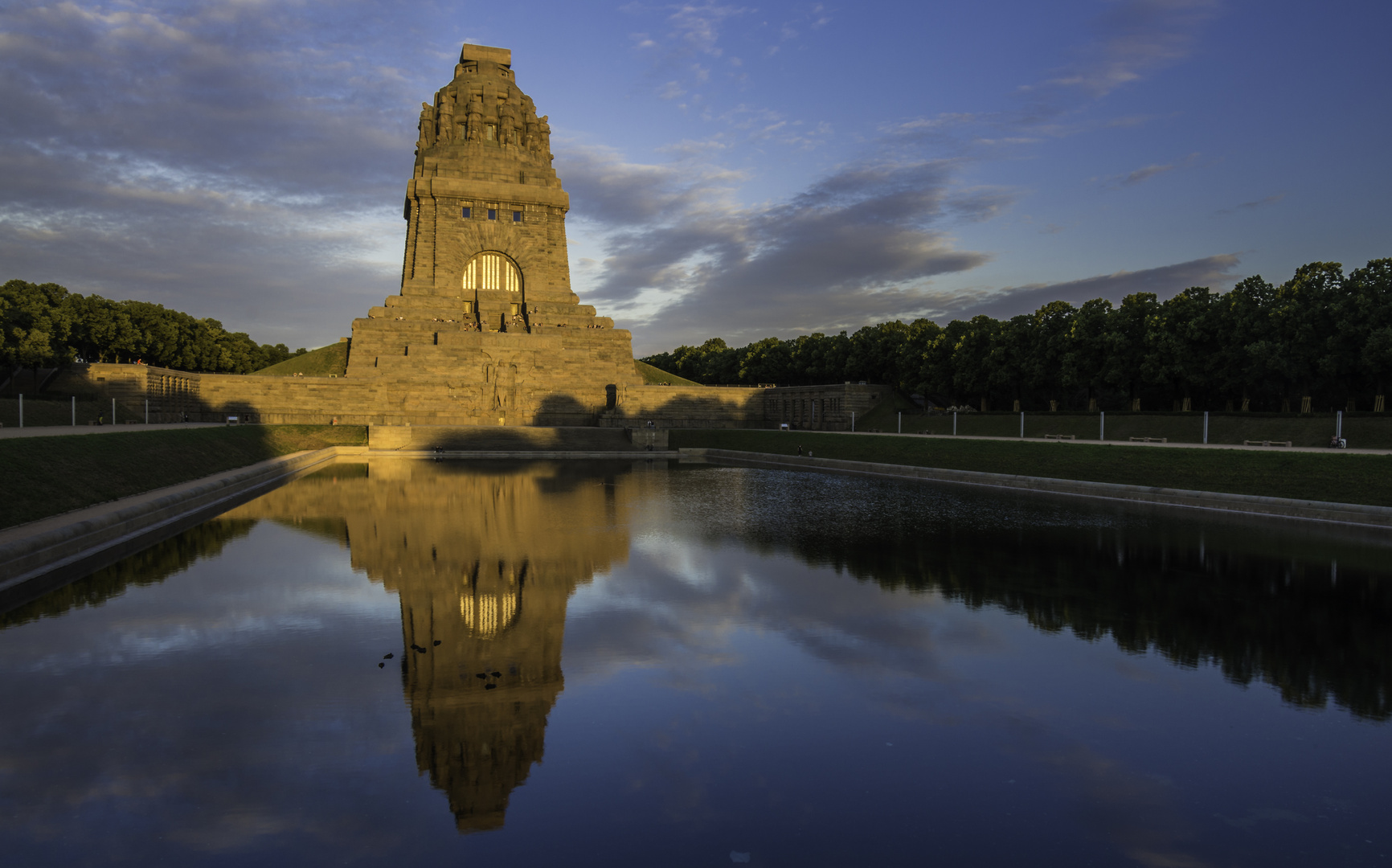 Völkerschlachtdenkmal bei Sonnenuntergang 