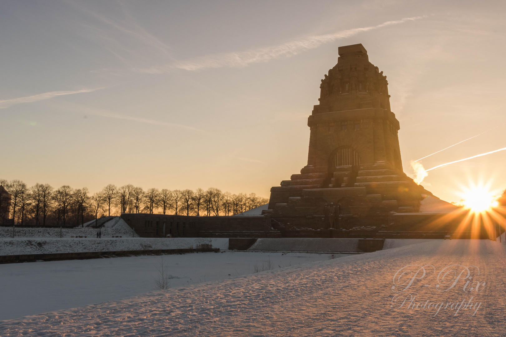 Völkerschlachtdenkmal im Sonnenaufgang Foto & Bild | deutschland ...