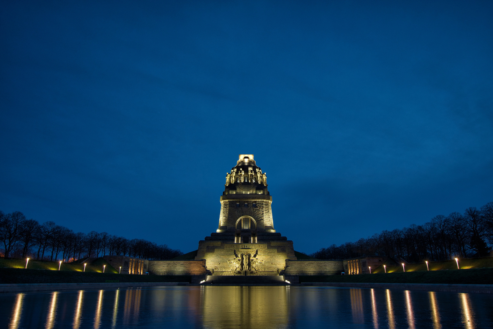 Völkerschlachtdenkmal in der Dämmerung