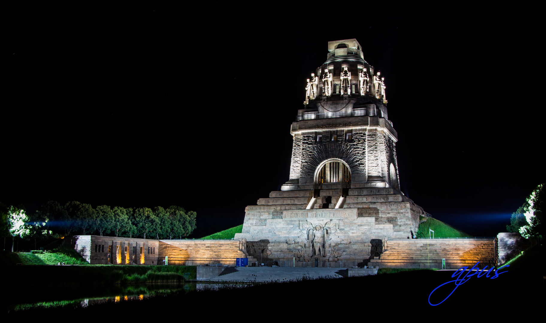 Völkerschlachtdenkmal in der nacht..