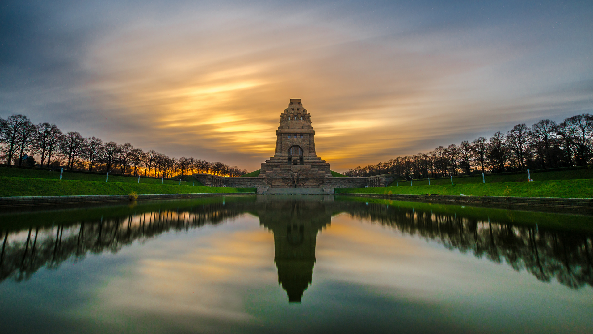 Völkerschlachtdenkmal in Leipzig bei Sonnenaufgang