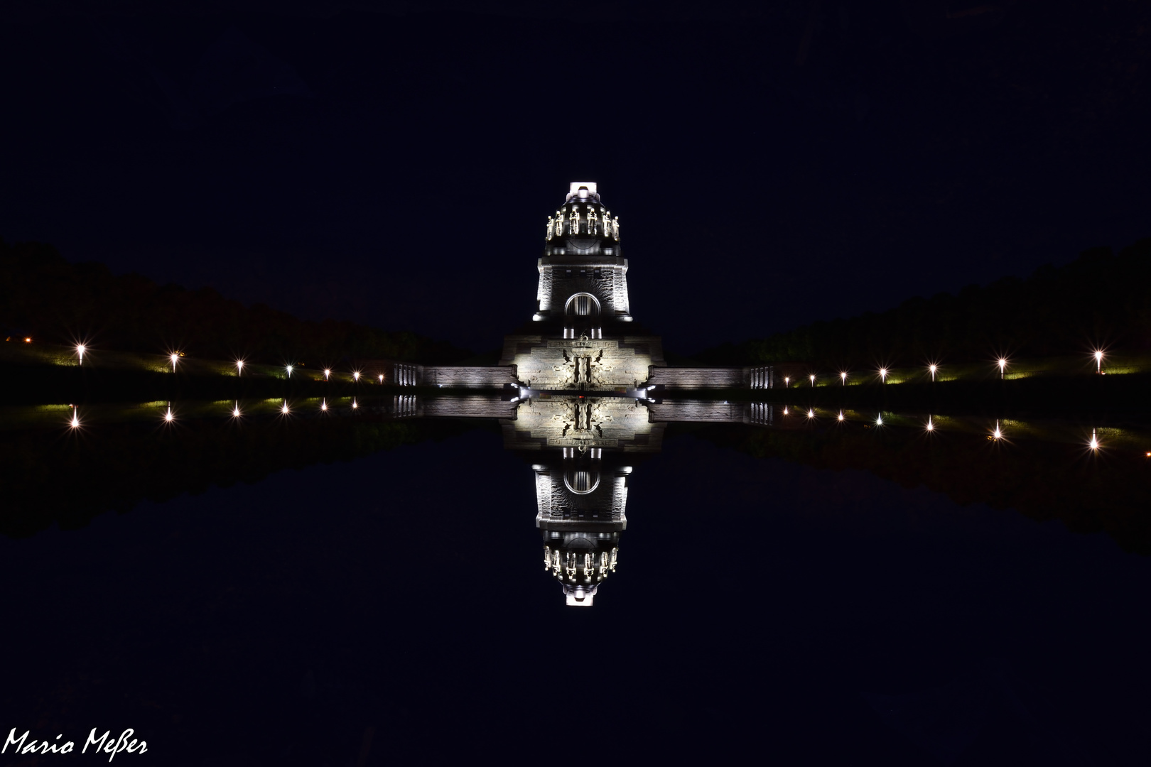 Völkerschlachtdenkmal in Leipzig kurz gespiegelt aber ohne Wasser