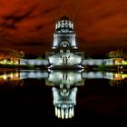 Völkerschlachtdenkmal Leipzig im frühen Abendlicht einer Novembernacht