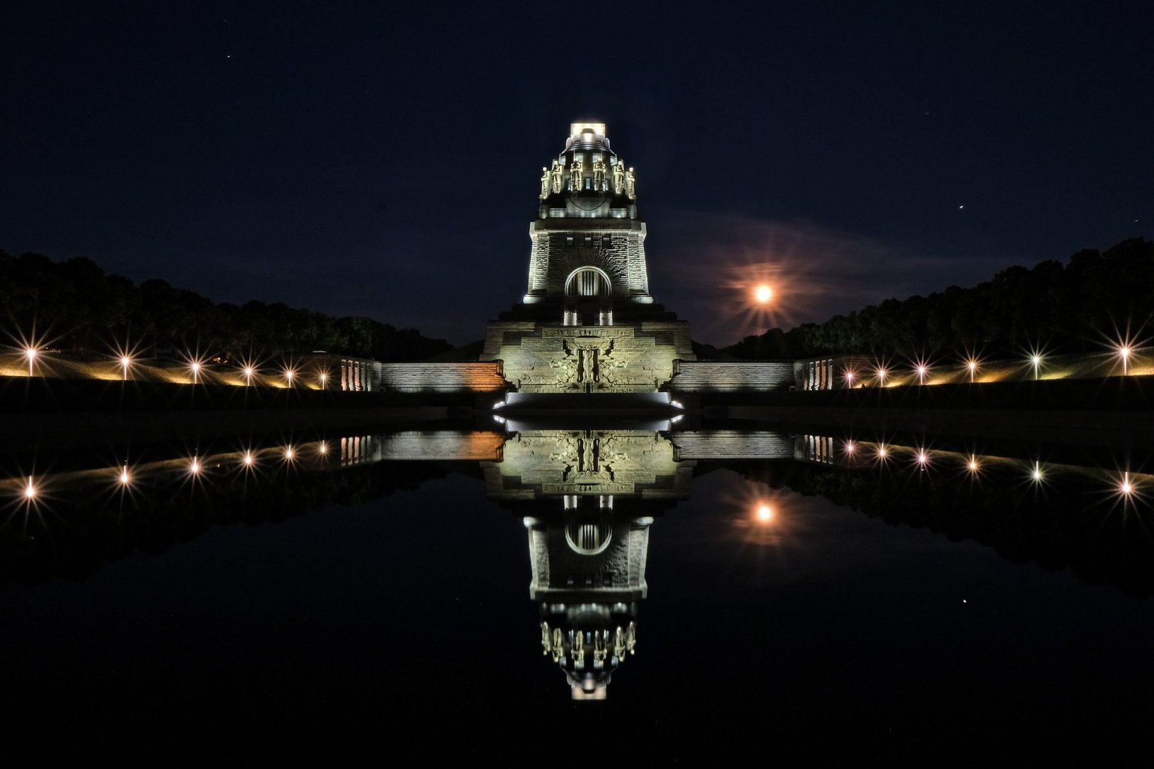 Völkerschlachtdenkmal mit Erdbeermond.