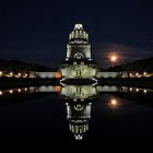 Völkerschlachtdenkmal mit Erdbeermond.