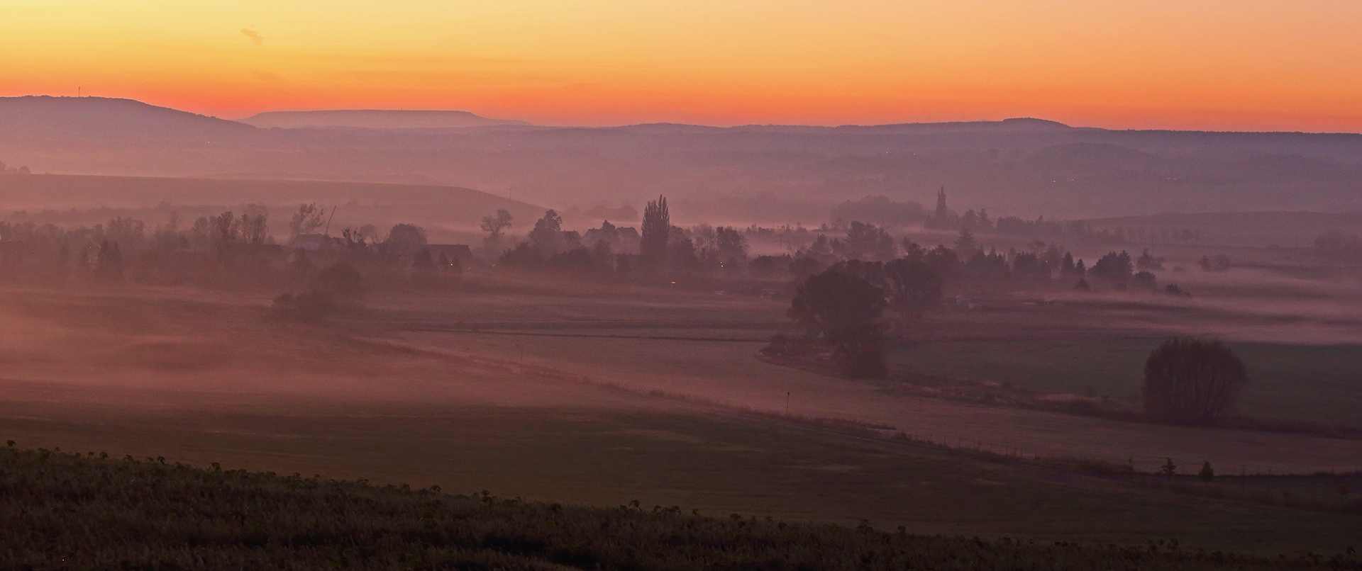 Völlig gleichmäßiger Nebel in der Verteilung über 20 km...