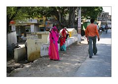 völlig unspektakuläre Straßenszene aus Kelashpuri