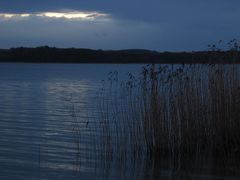 Vör den iersten Hahnenschrie: oh wat is de Welt blau!