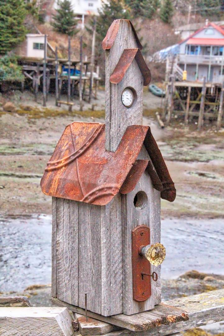 Vogel-Palast  -  locked and clocked birdhouse Alaskan coast village