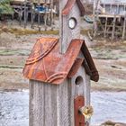 Vogel-Palast  -  locked and clocked birdhouse Alaskan coast village