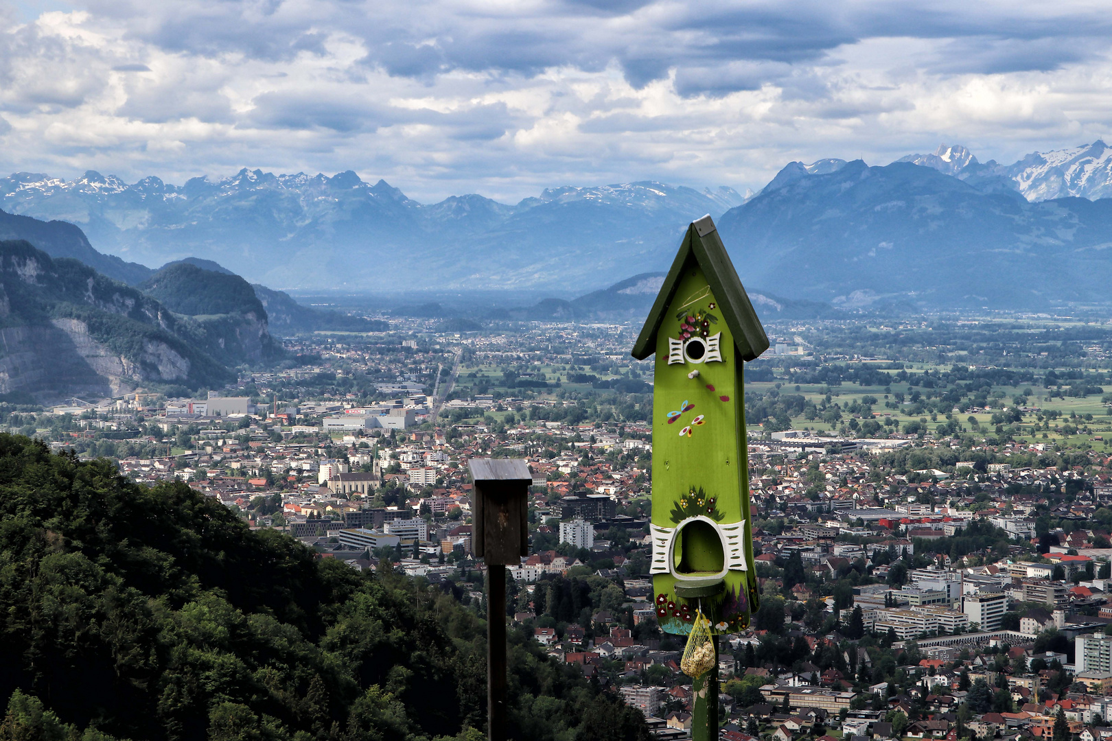 Vogelhaus mit Bergblick