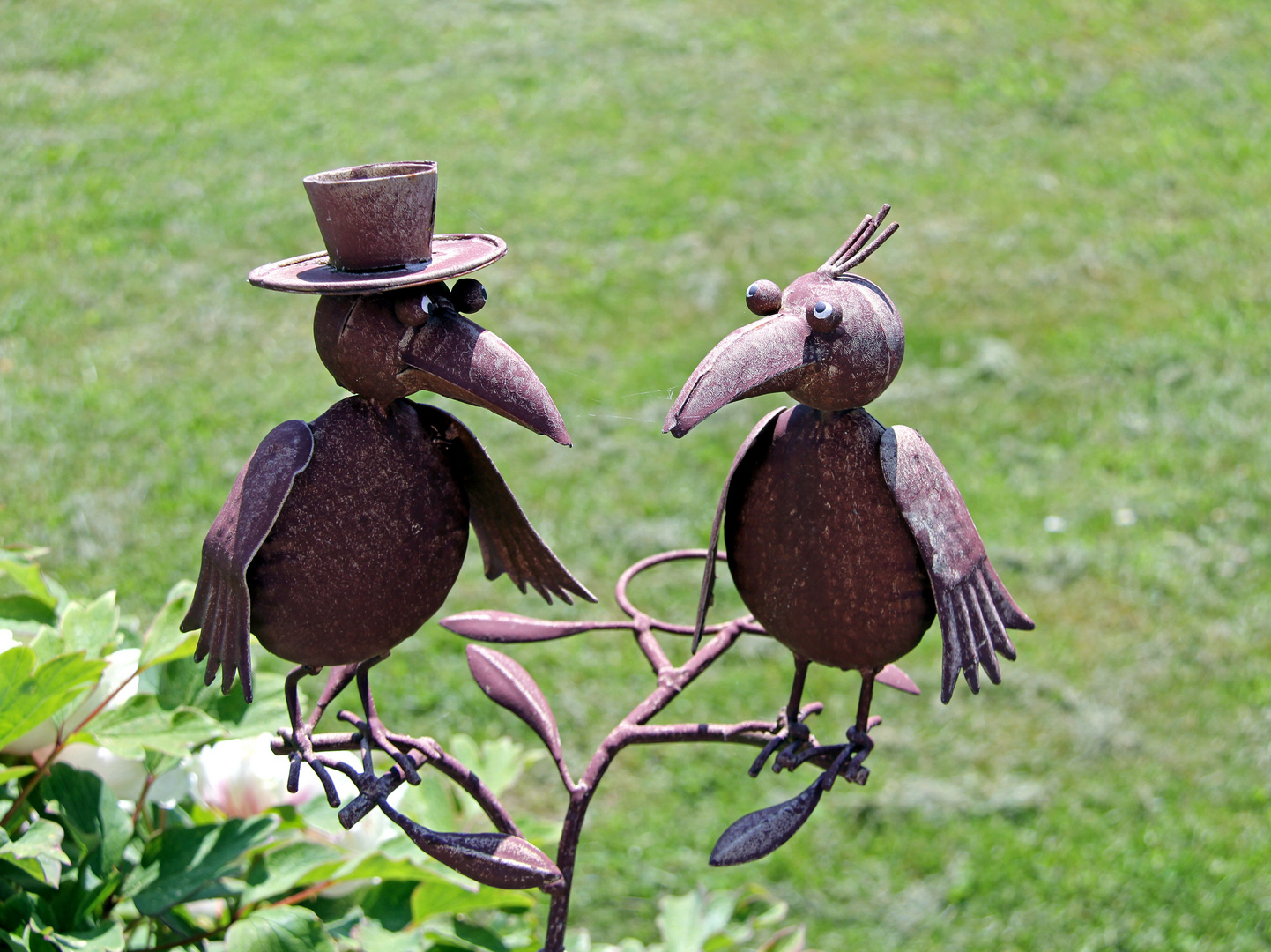 Vogelhochzeit als Gartenstecker in meinem Garten Foto & Bild