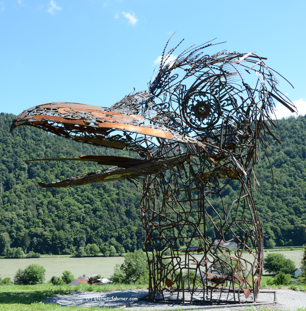 Vogelkopf mit zwei Sesseln und Tisch im "1. Stock"