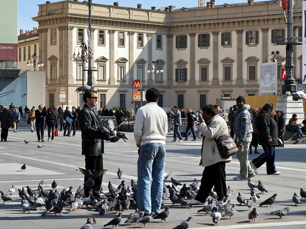 Vogelmann mit Fotograf in Mailand vor dem Dom der wegen Renovierung so nicht zu sehen ist