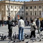 Vogelmann mit Fotograf in Mailand vor dem Dom der wegen Renovierung so nicht zu sehen ist