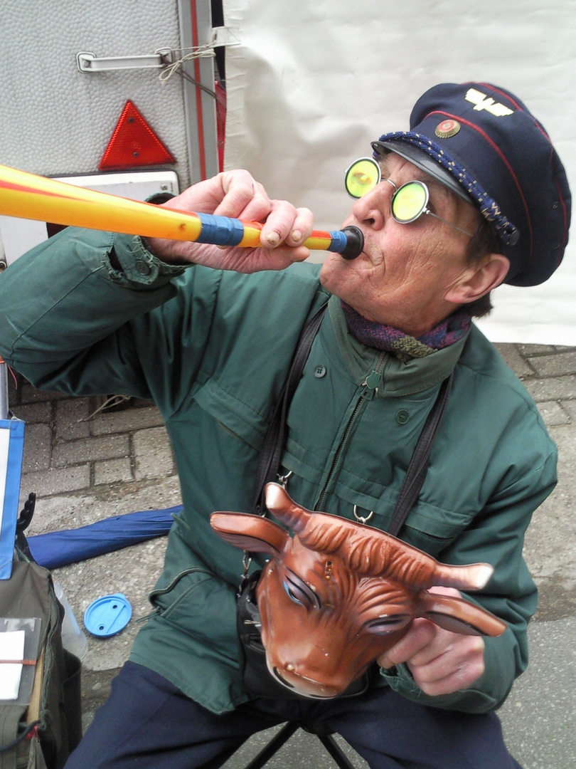 Vogelmann - Vogelstimmenimitator auf dem Flohmarkt bei der Arbeit