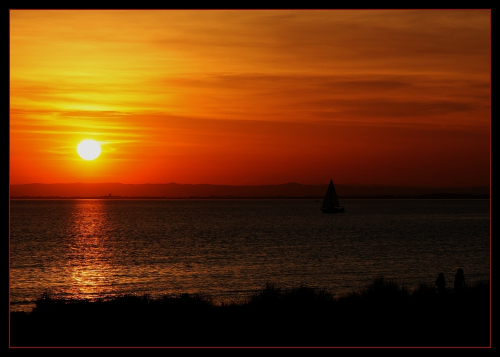 ... voile dans la lumière rouge ... / ... Rotlichtsegeln ...