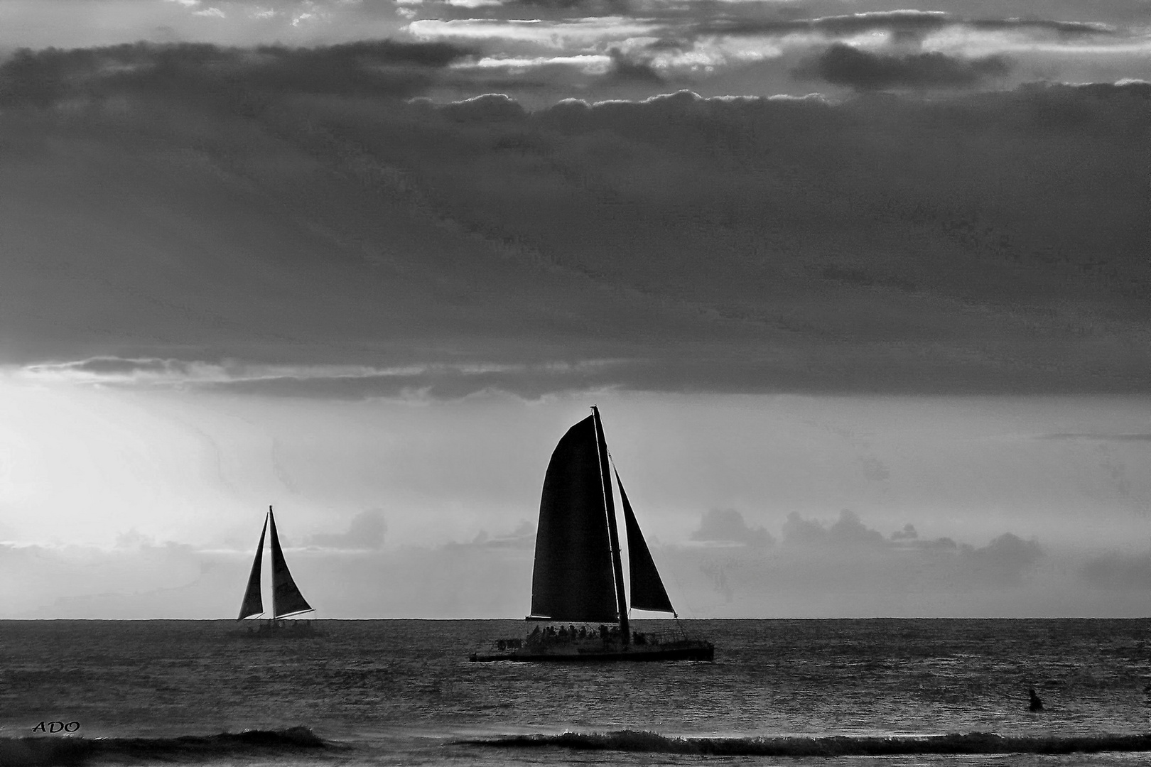 voiles noires dans le coucher du soleil