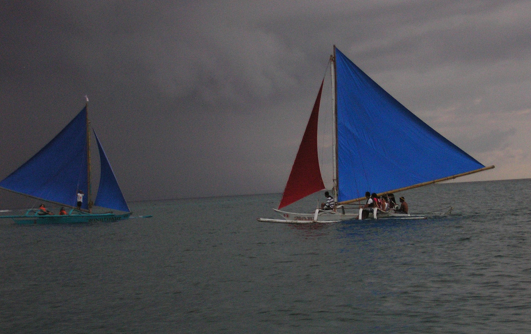 Voiles sous un ciel gris a boracay