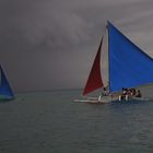 Voiles sous un ciel gris a boracay