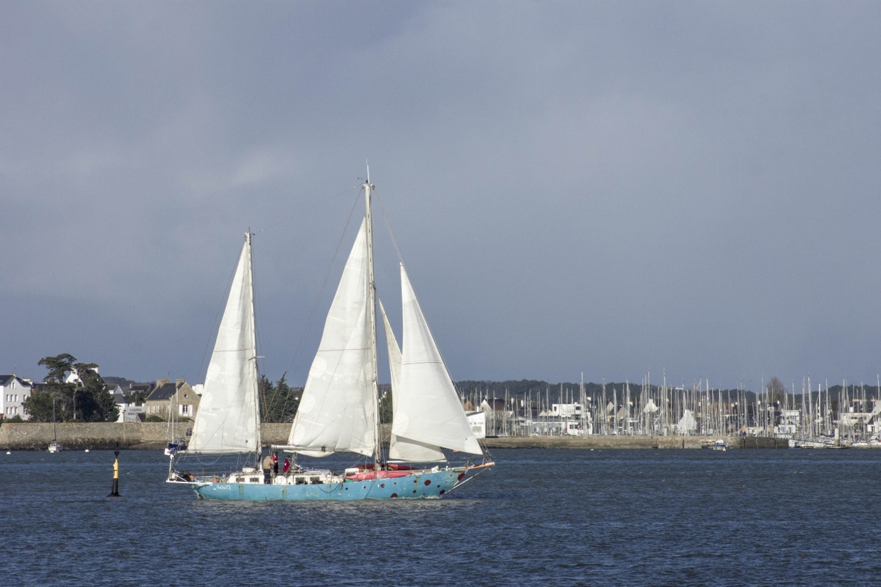 Voilier passant passant dans le chenal face au port de Kernevel 2