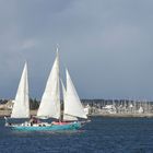 Voilier passant passant dans le chenal face au port de Kernevel 2