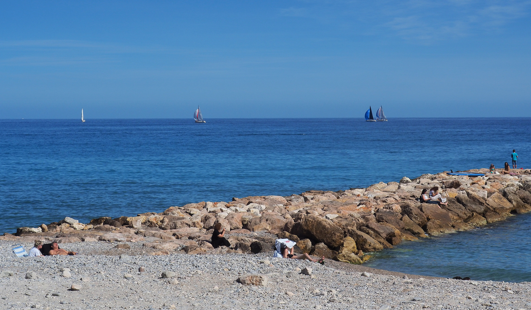 Voiliers devant la plage de Menton