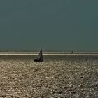 Voiliers sur une mer aux reflets d'argents