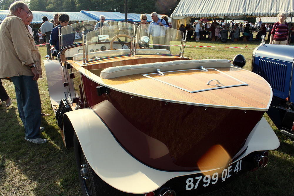 VOITURE AMPHIBIE ,,,??? NON,,,, MAIS CAROSSERIE EN BOIS