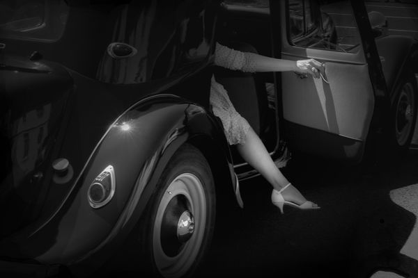 Voiture noire et talon blanc